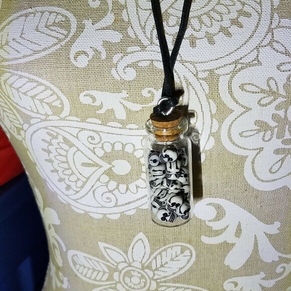 Skulls Necklace Steampunk Gothic Vial de Calaveras - Picture 1 of 3